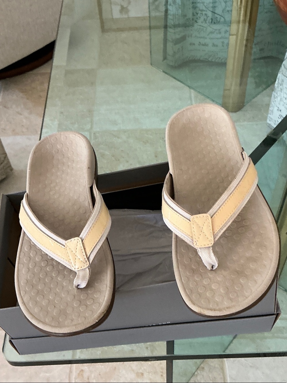 Vionic White and Cream Tide Sandals